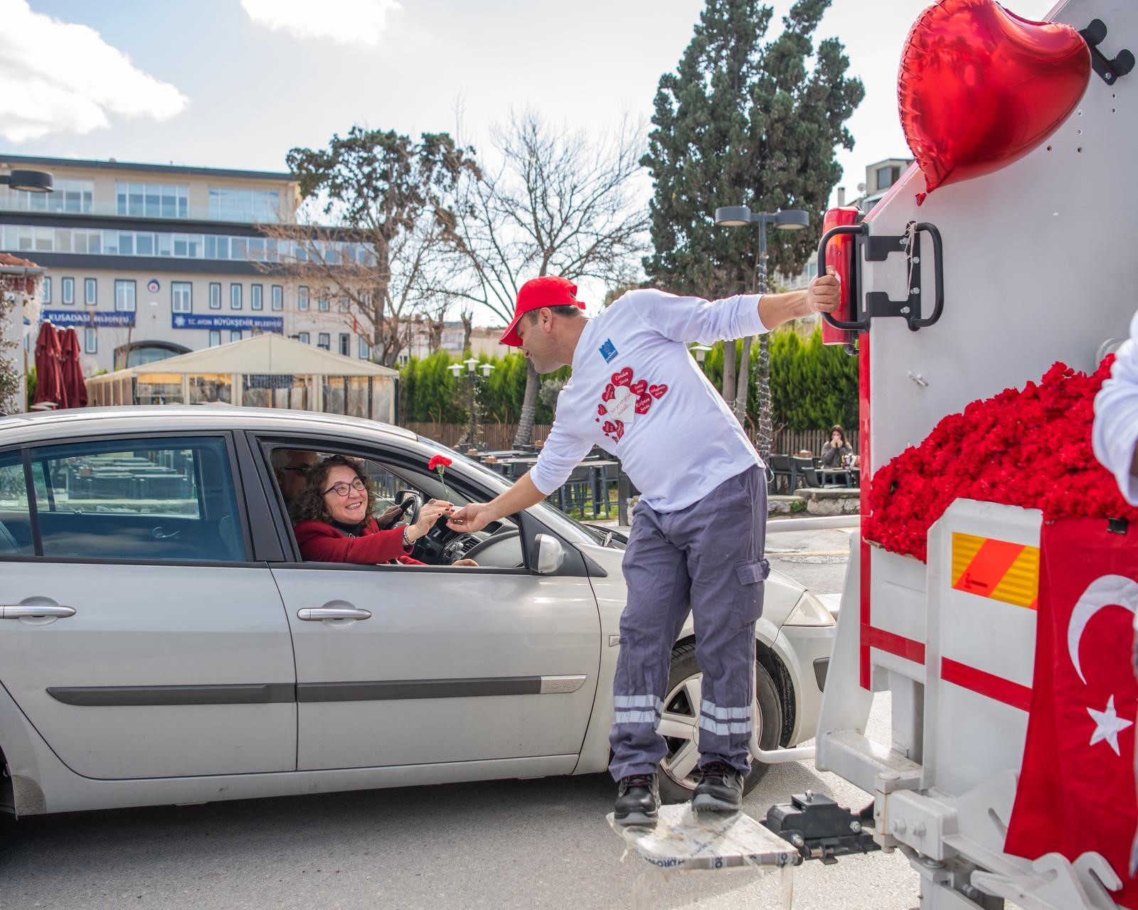 Kuşadası'nda Çöp Kamyonu Sevgi Dağıttı (2)