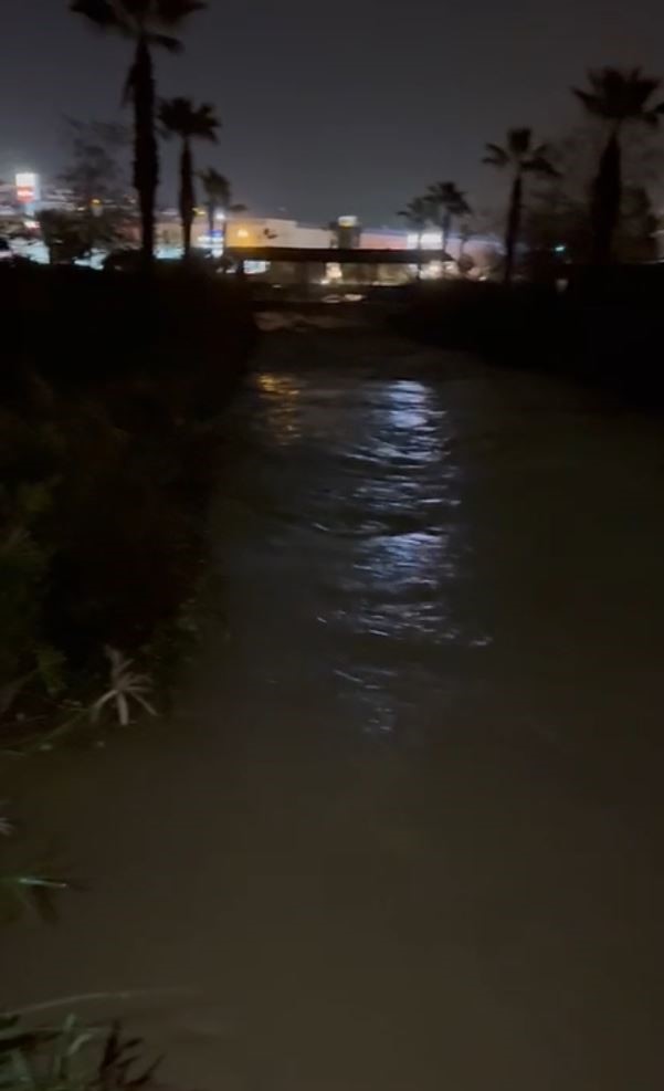 Kuşadası'nda Dere Taştı, Alışveriş Merkezi Sular Altında Kaldı (2)