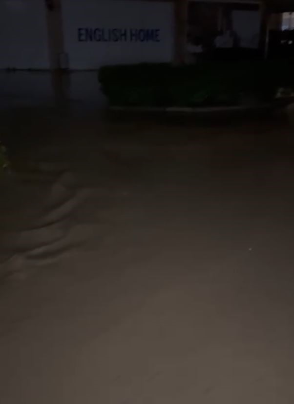 Kuşadası'nda Dere Taştı, Alışveriş Merkezi Sular Altında Kaldı (4)