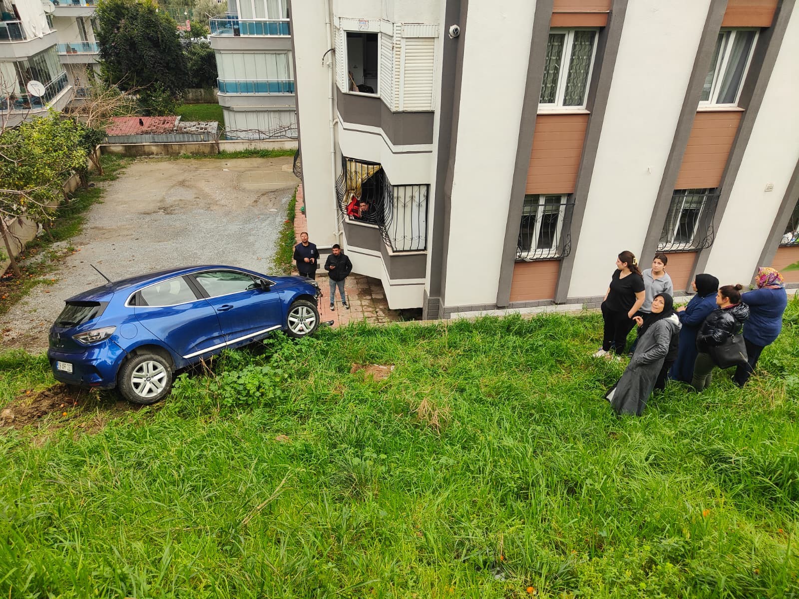 Kuşadası’nda Fren Yerine Gaza Basan Sürücü Bahçeye Yuvarlandı (2)