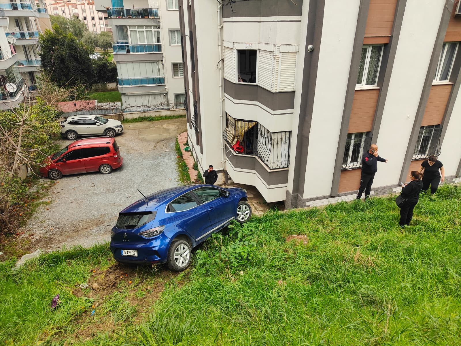 Kuşadası’nda Fren Yerine Gaza Basan Sürücü Bahçeye Yuvarlandı (4)