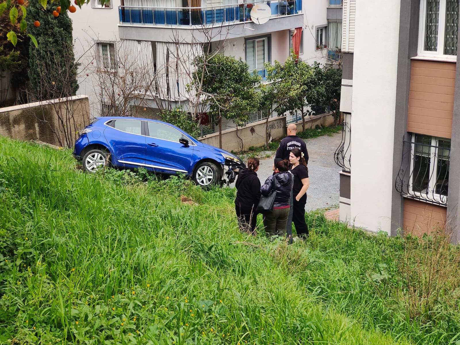 Kuşadası’nda Fren Yerine Gaza Basan Sürücü Bahçeye Yuvarlandı (5)