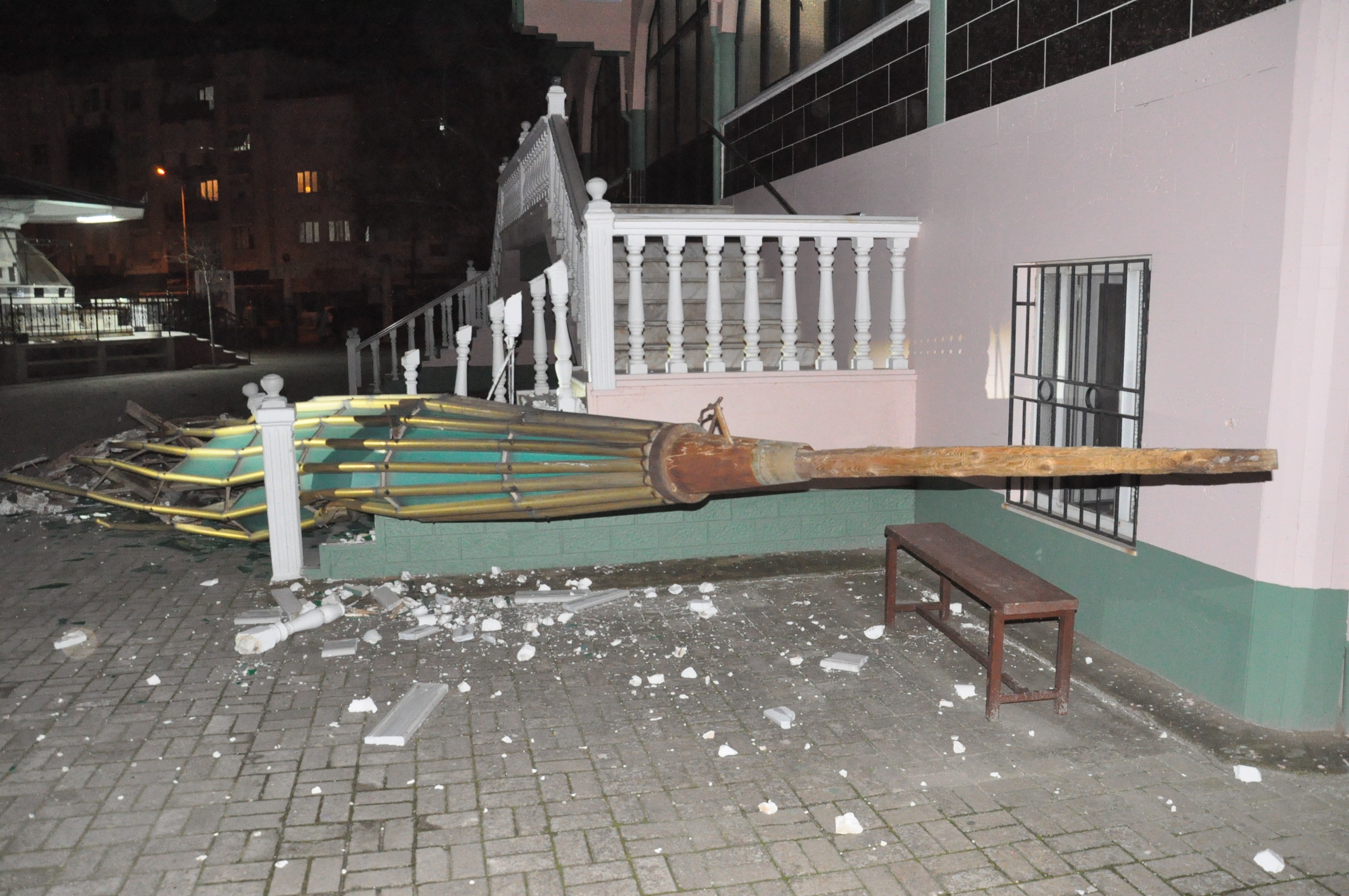 Minarenin Külahı Koptu, Çok Sayıda Ağaç Devrildi (3)