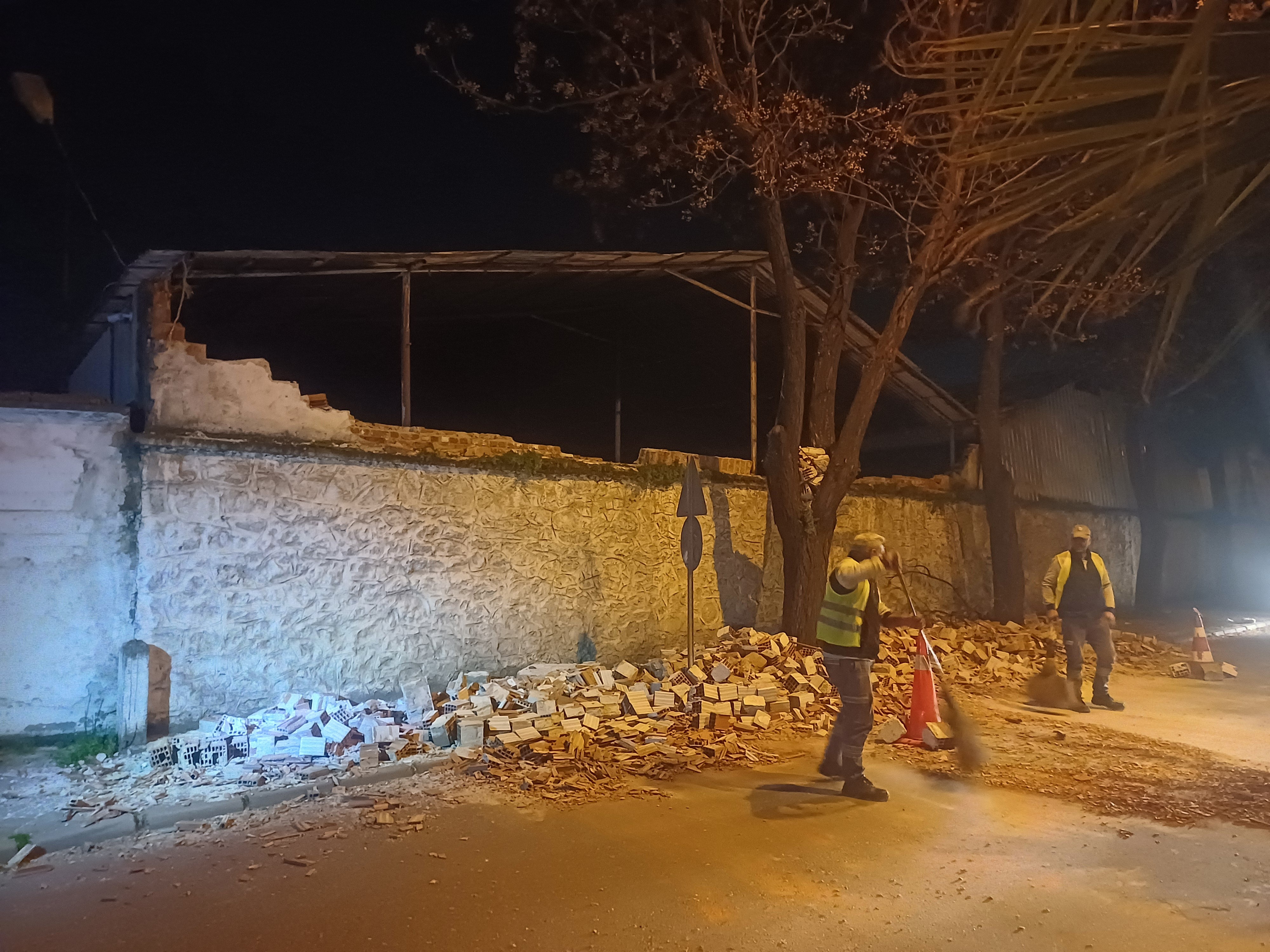 Minarenin Külahı Koptu, Çok Sayıda Ağaç Devrildi (5)