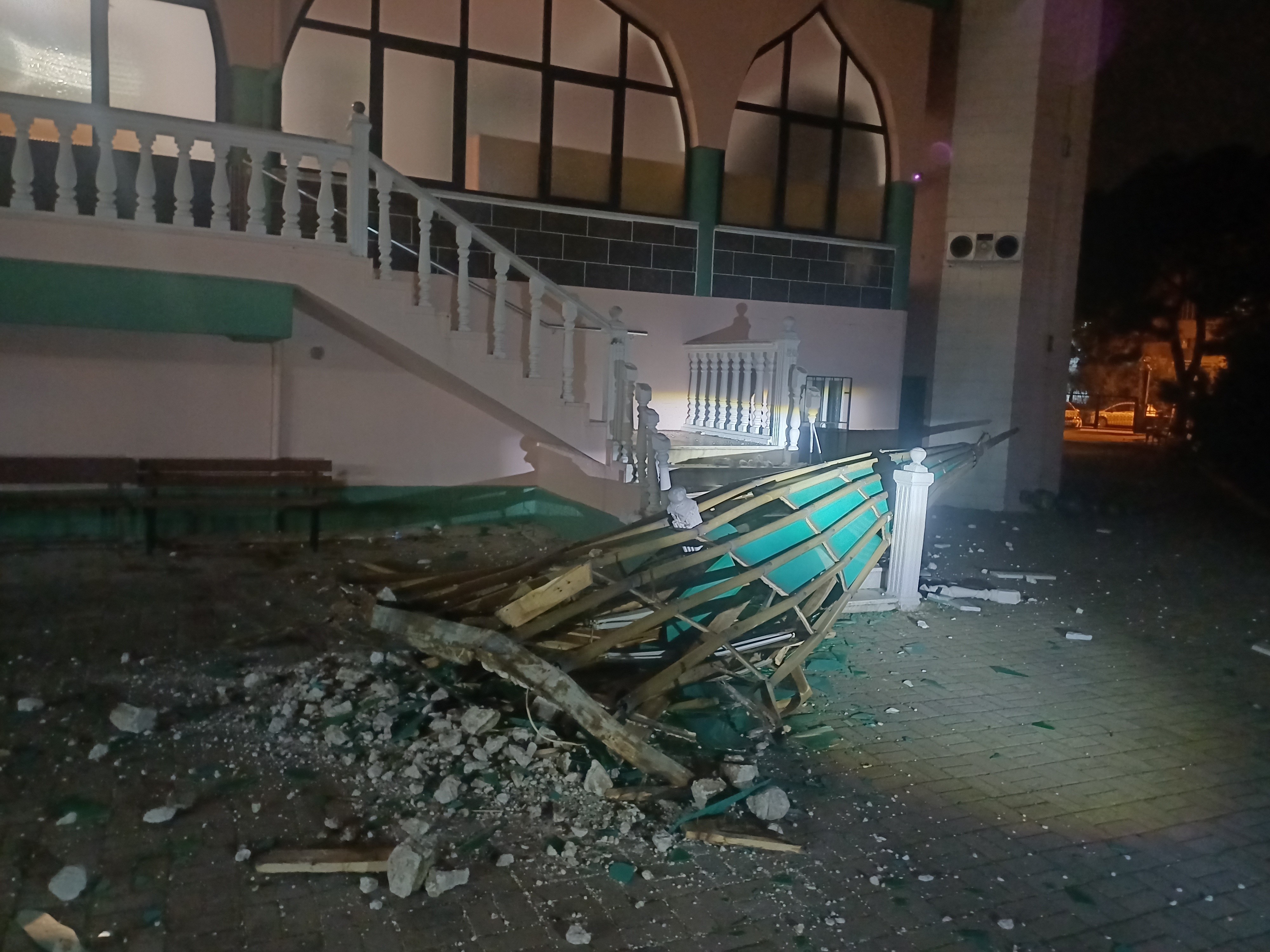 Minarenin Külahı Koptu, Çok Sayıda Ağaç Devrildi (7)