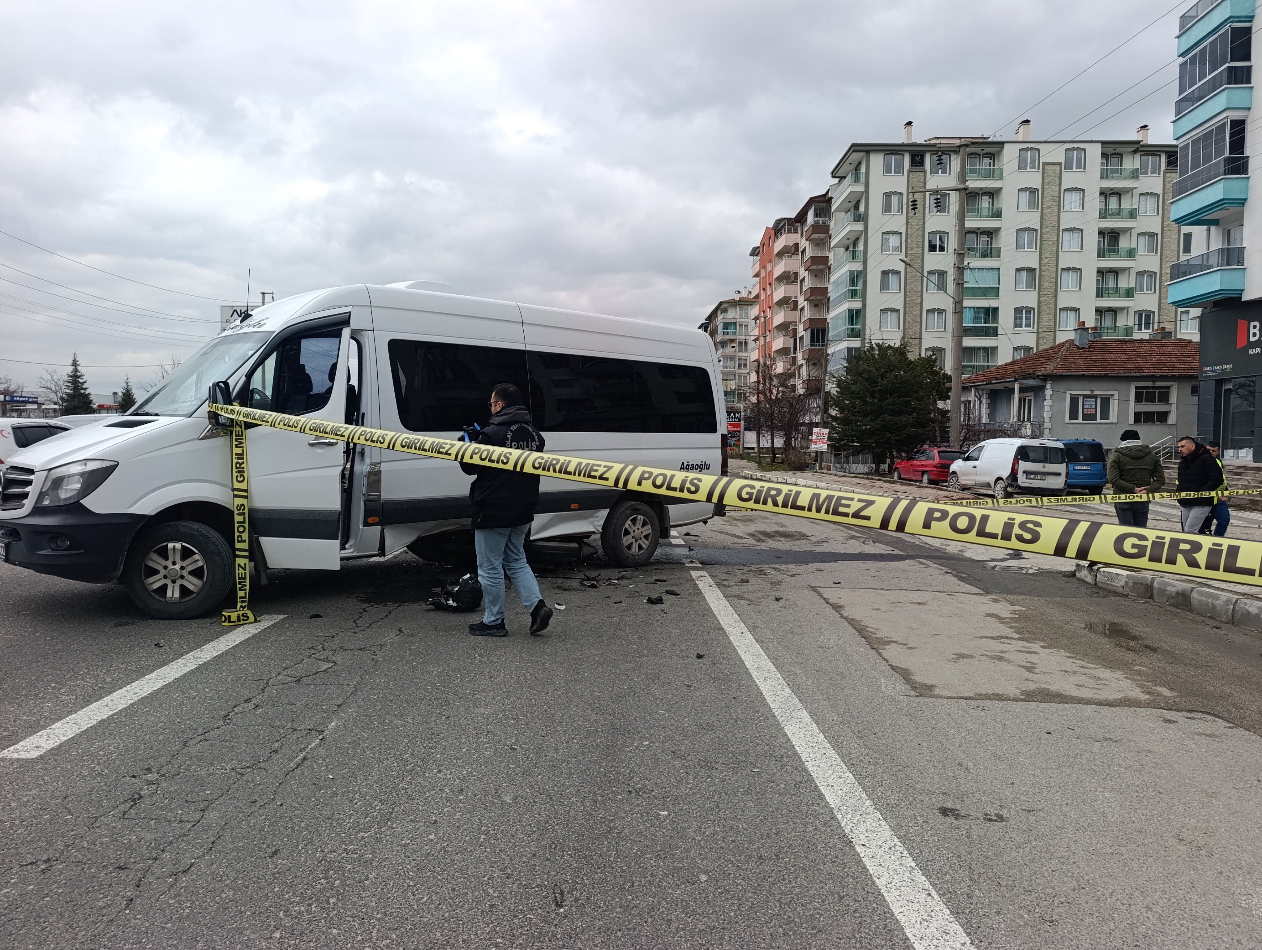 Motosiklet Sürücüsü Minibüsün Altına Girdi (2)