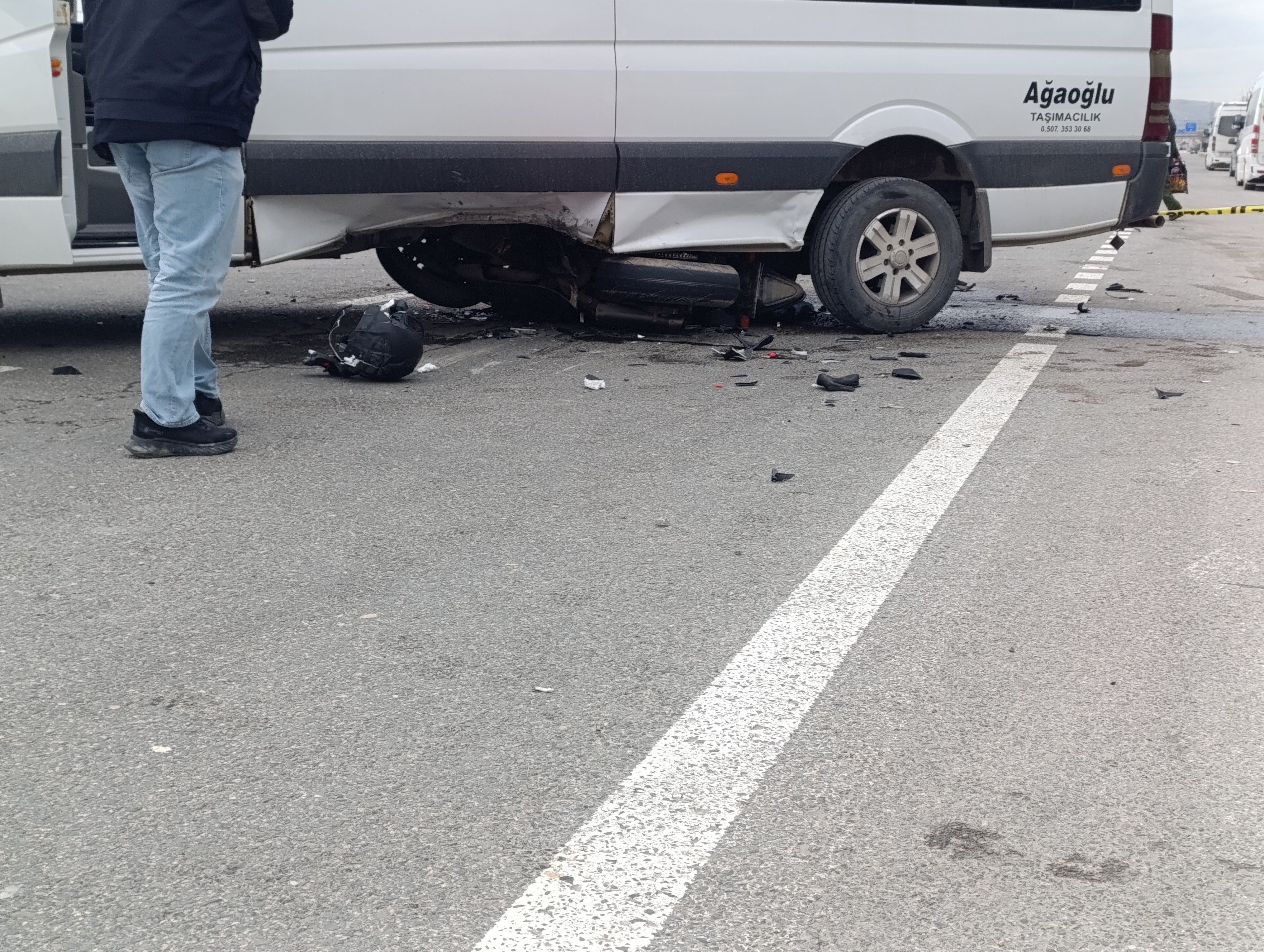 Motosiklet Sürücüsü Minibüsün Altına Girdi (3)