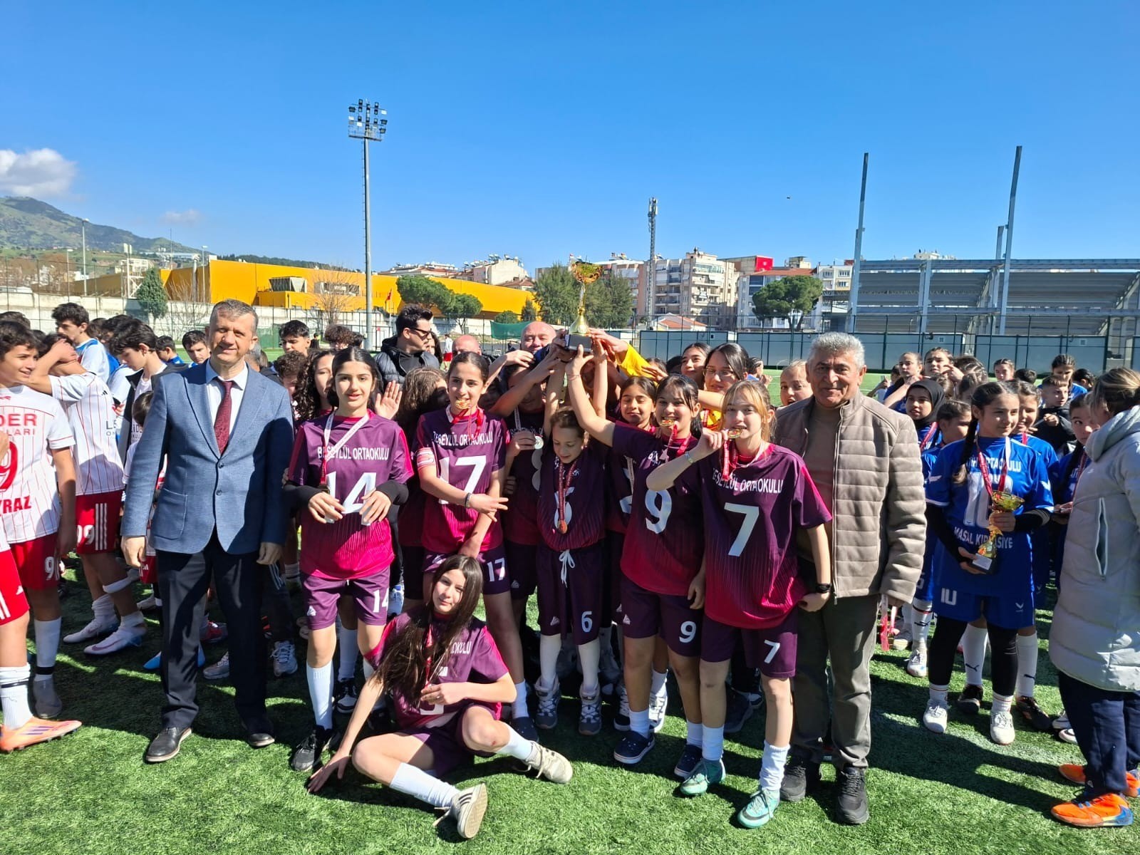 Nazilli Beşeylül Ortaokulu Kız Futbol Takımı Il Şampiyonu Oldu (1)