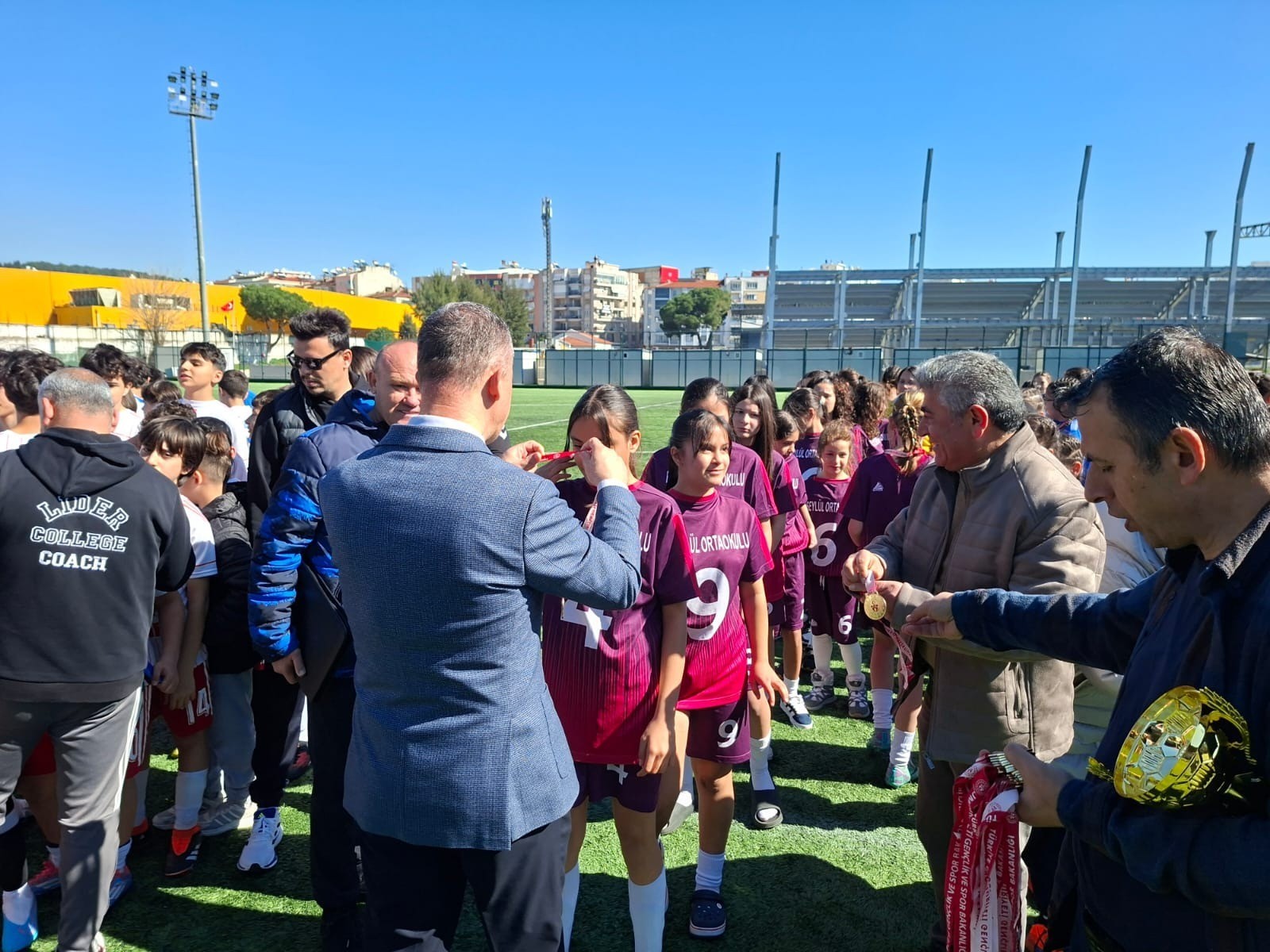 Nazilli Beşeylül Ortaokulu Kız Futbol Takımı Il Şampiyonu Oldu (3)