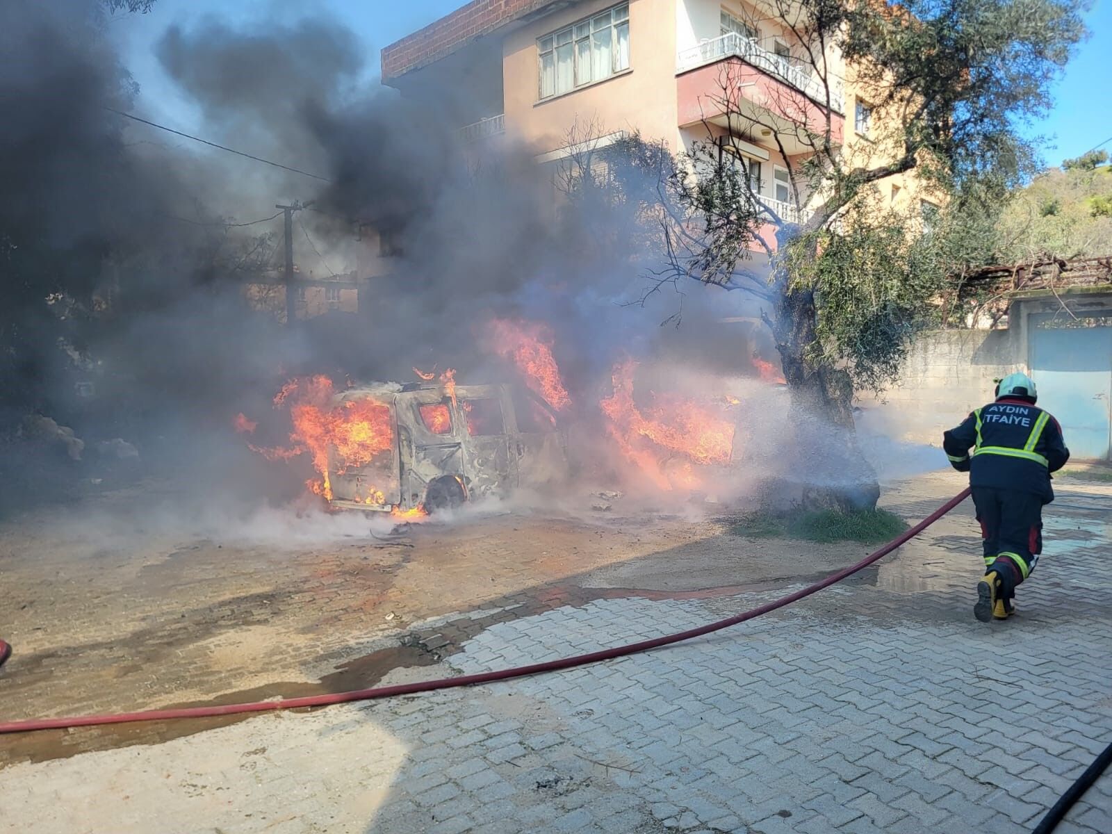 Nazilli’de Büyük Panik.. Saniyeler Içinde 2 Araç Küle Döndü (4)