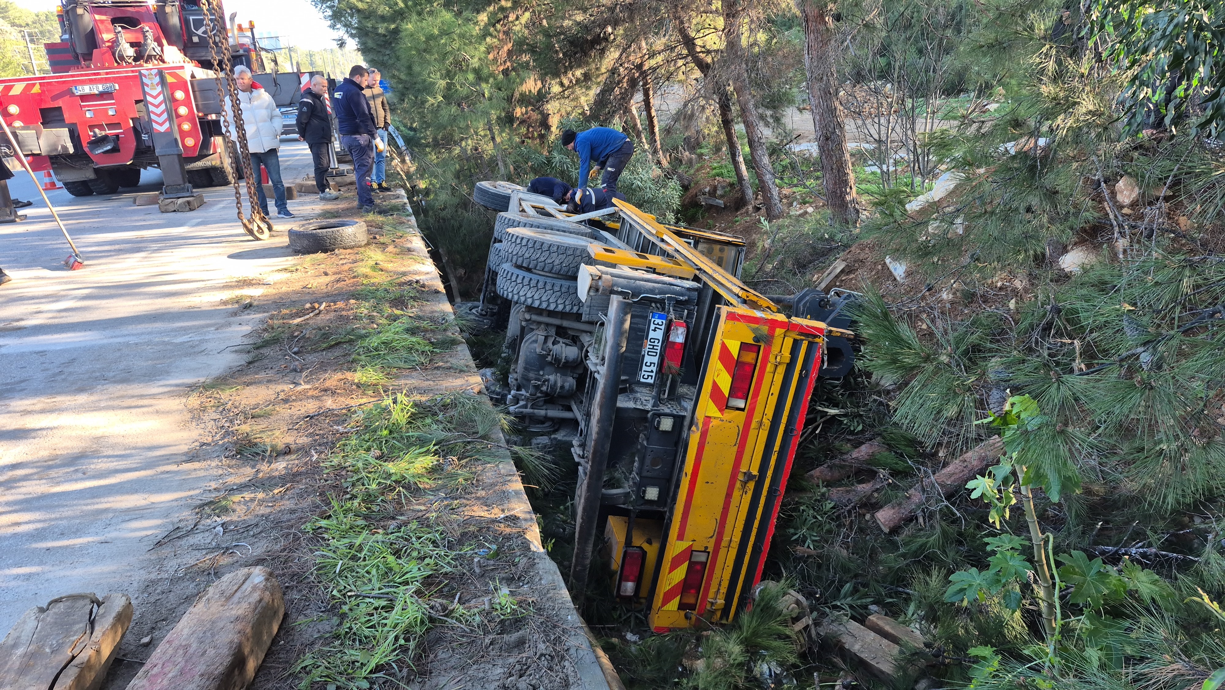 Otomobile Çarpan Vinç Devrildi (2)