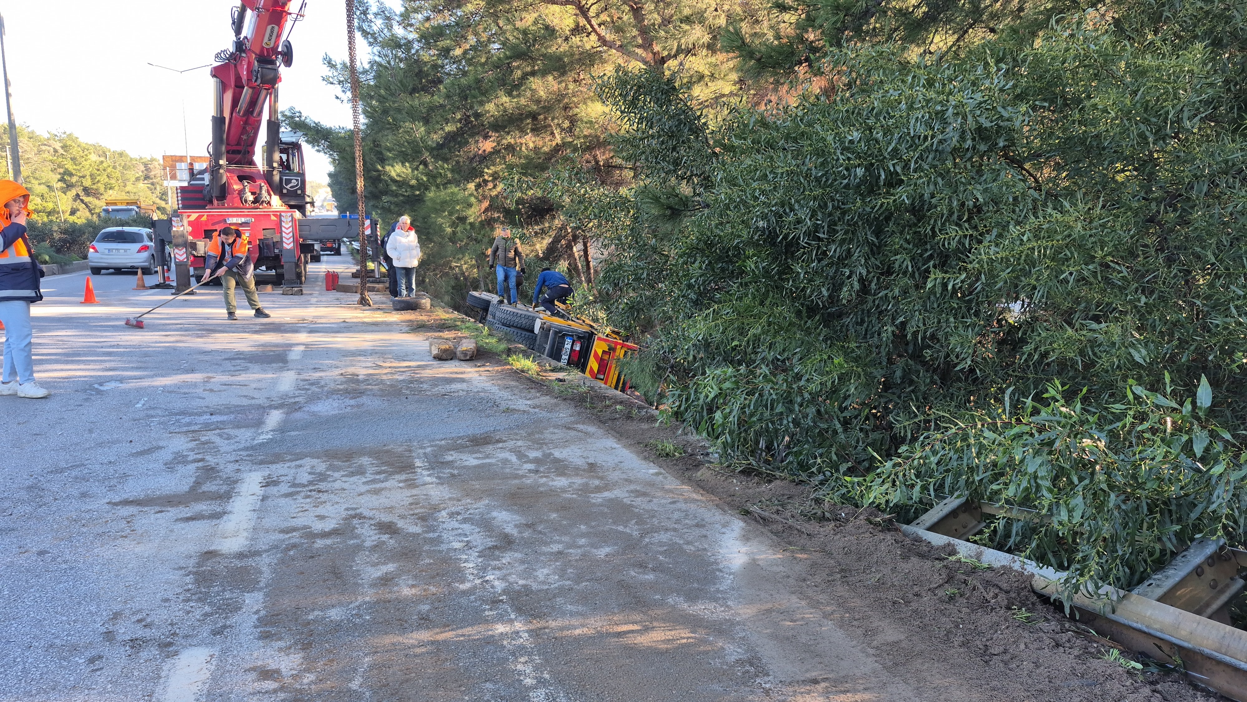 Otomobile Çarpan Vinç Devrildi (3)