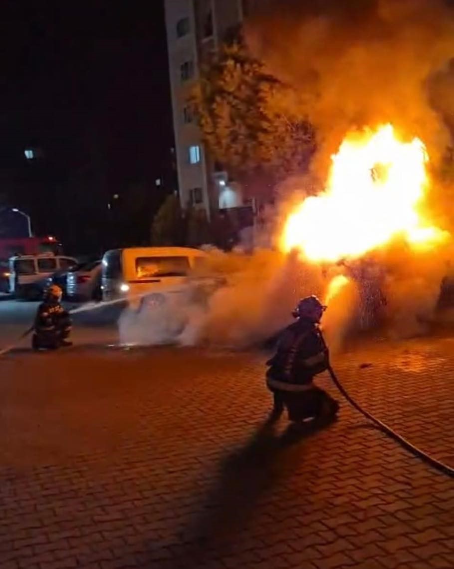 Park Halindeki Araç Alev Alev Yandı (2)-1