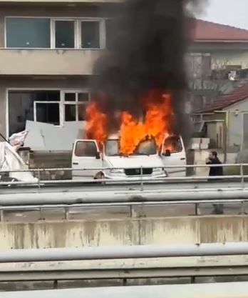 Park Halindeki Araç Alev Alev Yandı (2)