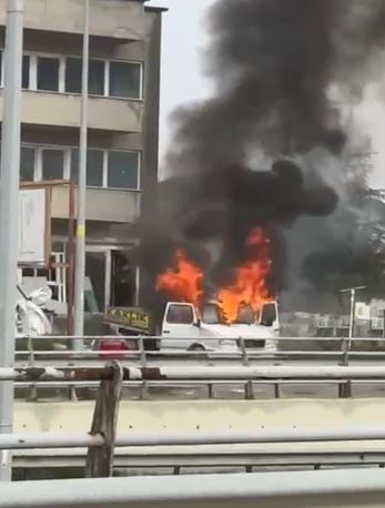 Park Halindeki Araç Alev Alev Yandı (3)