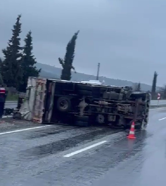 Portakal Yüklü Kamyon Refüje Devrildi (2)