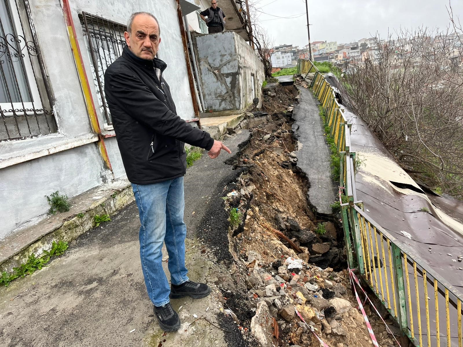Sağanak Sonrası Yol Çöktü, Mahalleyi Endişe Kapladı (2)