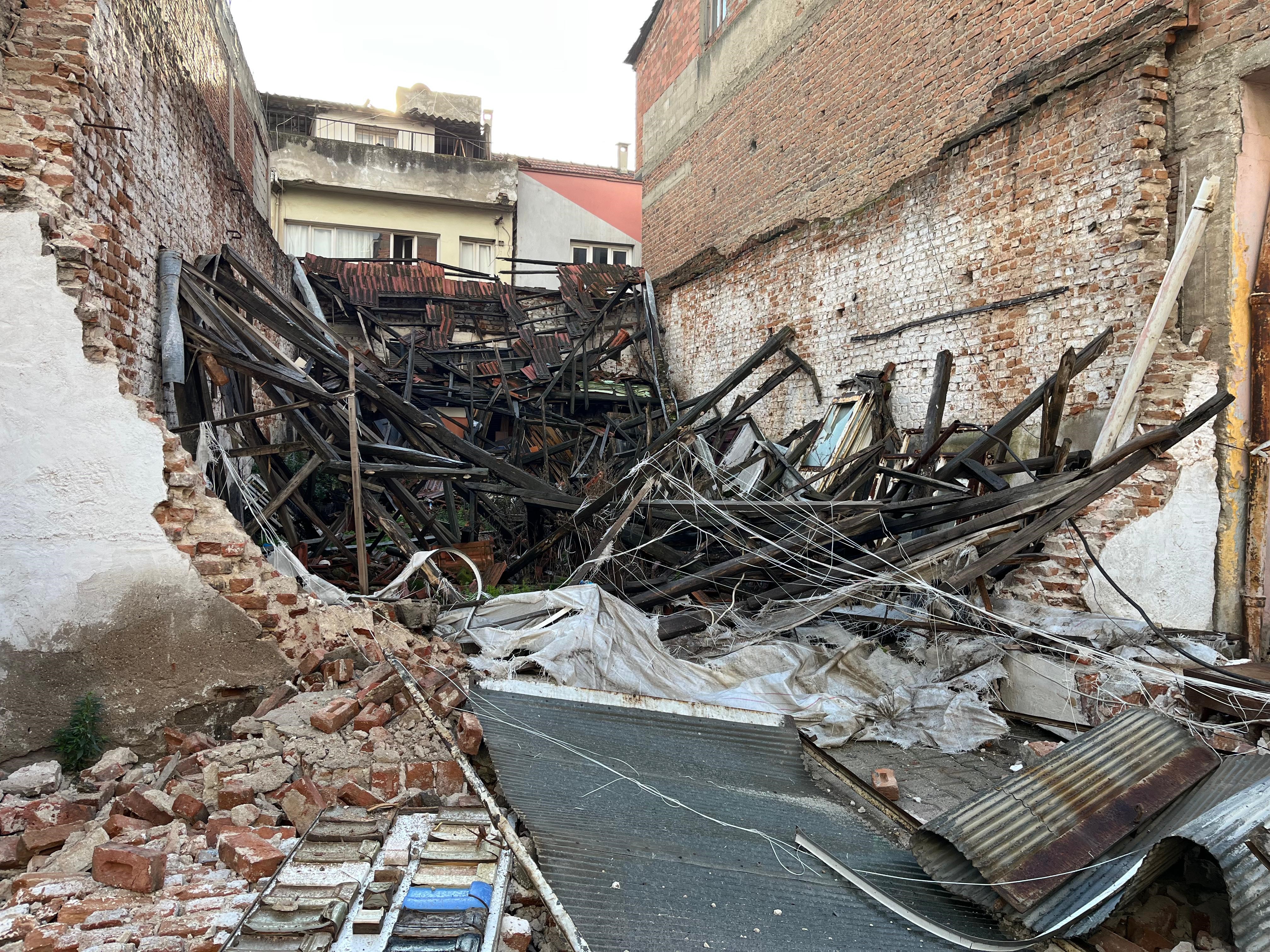 Sağanak Yağış Binayı Yıktı (3)