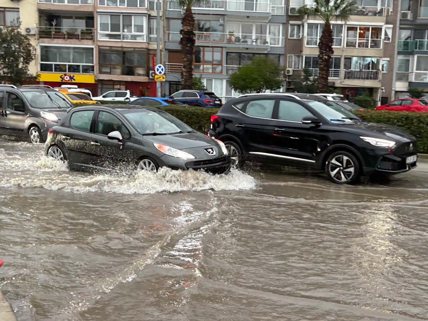 Sağanak Yağış Hayatı Olumsuz Etkiledi.. Caddeler Göle Döndü (3)