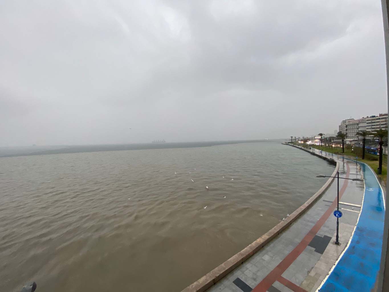 Sağanak Yağış Hayatı Olumsuz Etkiledi.. Caddeler Göle Döndü (6)-1