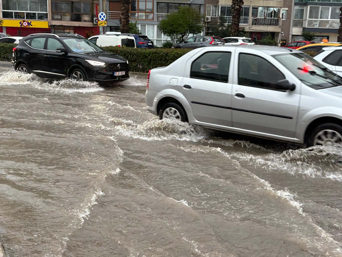 Sağanak Yağış Hayatı Olumsuz Etkiledi.. Caddeler Göle Döndü (7)