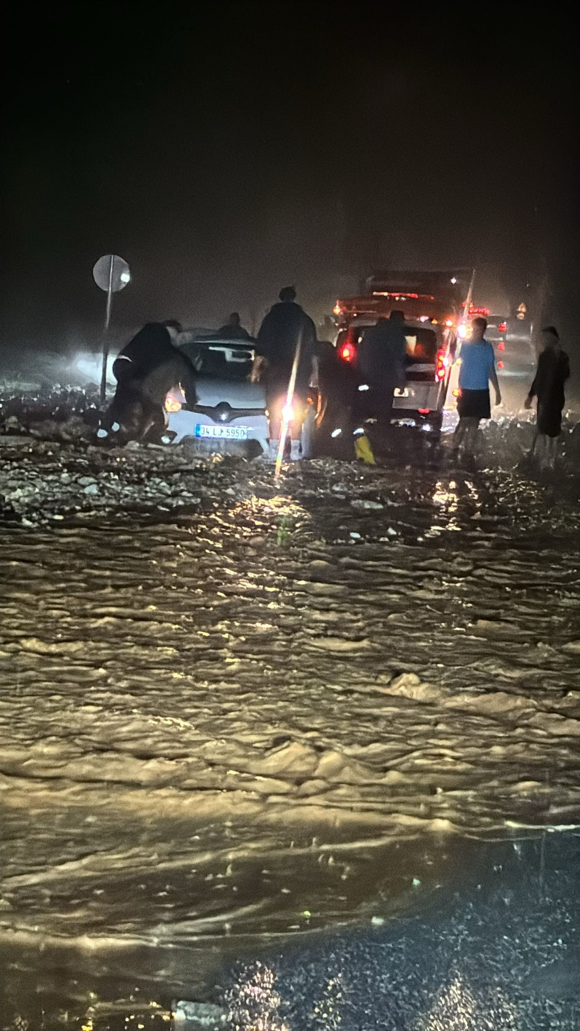 Sel Vurdu, Evler Ve Iş Yerlerini Su Bastı (10)