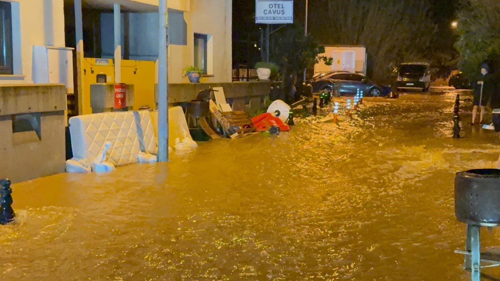 Sel Vurdu, Evler Ve Iş Yerlerini Su Bastı (2)