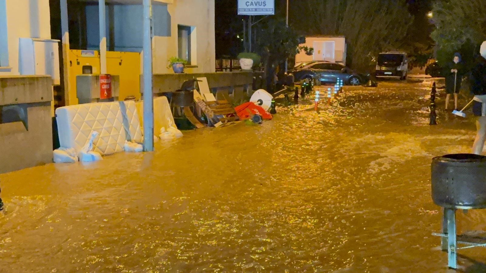 Sel Vurdu, Evler Ve Iş Yerlerini Su Bastı (3)