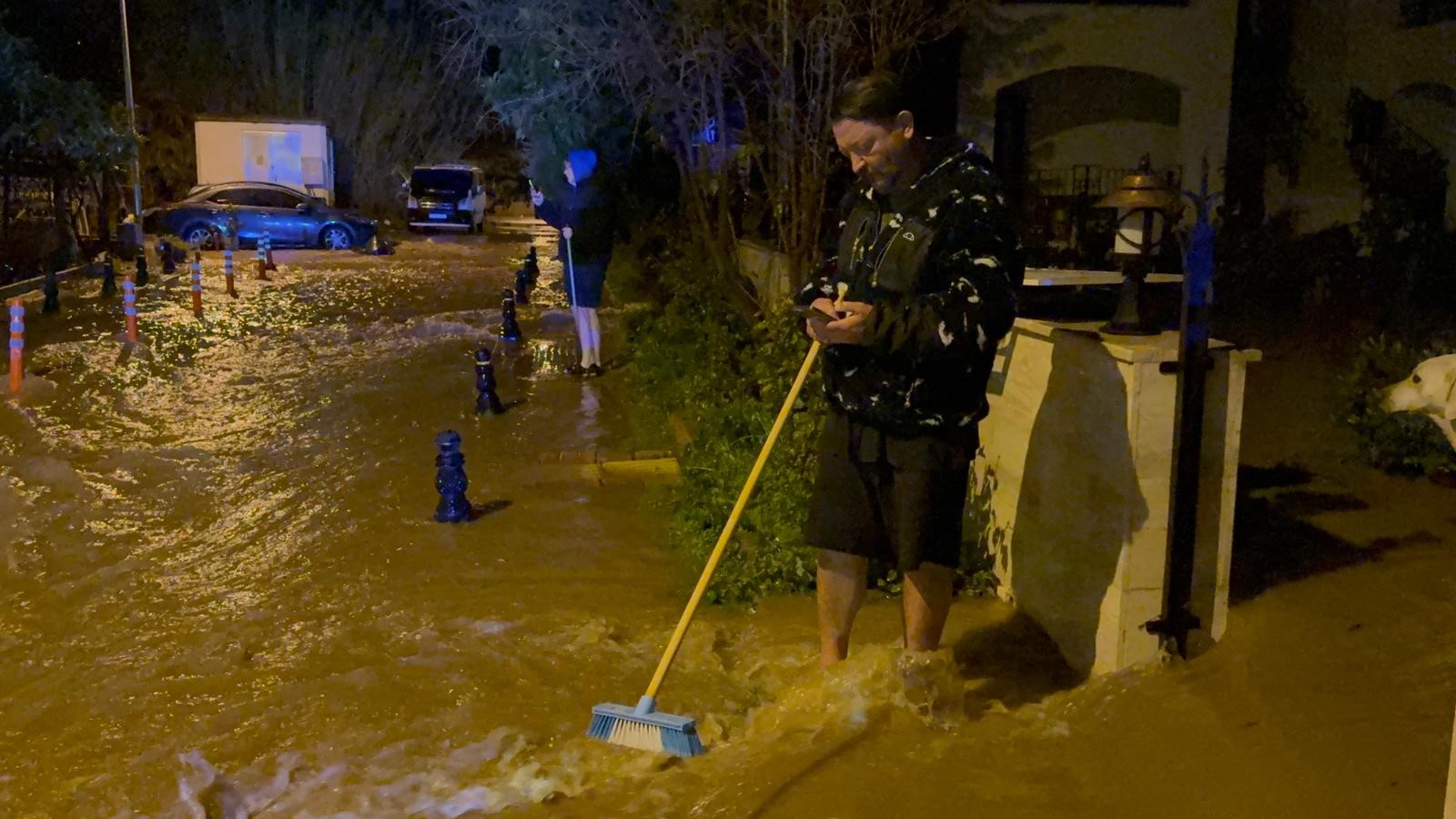 Sel Vurdu, Evler Ve Iş Yerlerini Su Bastı (4)