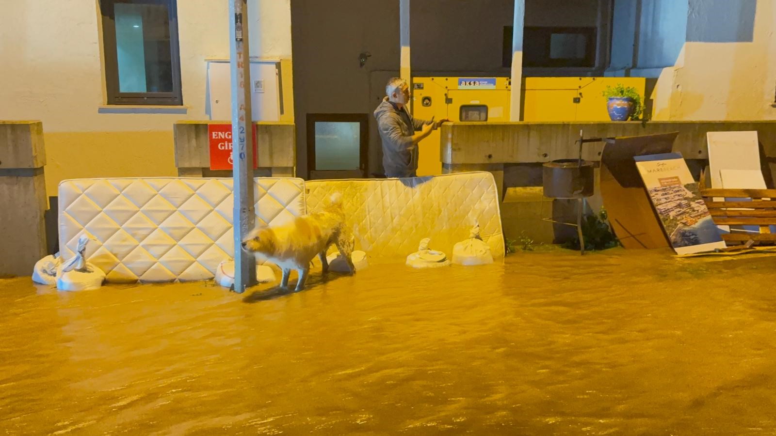 Sel Vurdu, Evler Ve Iş Yerlerini Su Bastı (5)