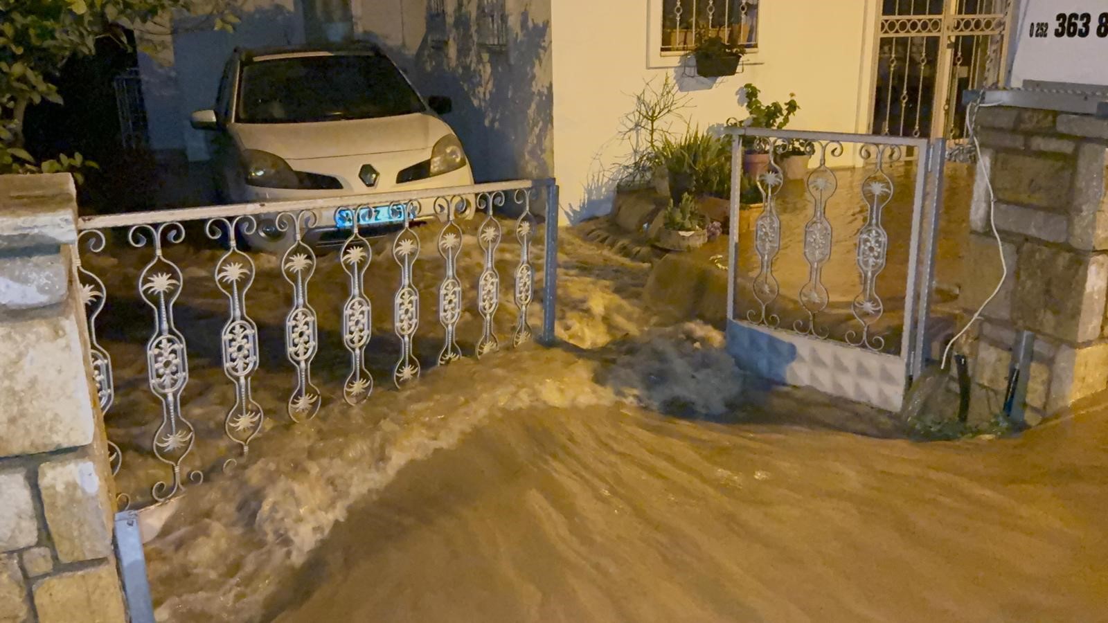 Sel Vurdu, Evler Ve Iş Yerlerini Su Bastı (7)