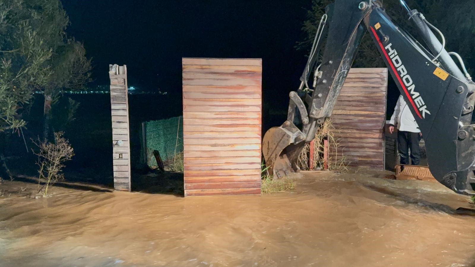 Sel Vurdu, Evler Ve Iş Yerlerini Su Bastı (9)