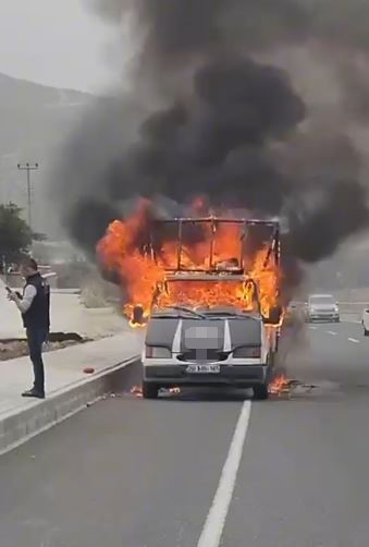 Seyir Halindeki Araç Alevlere Teslim Oldu (2)