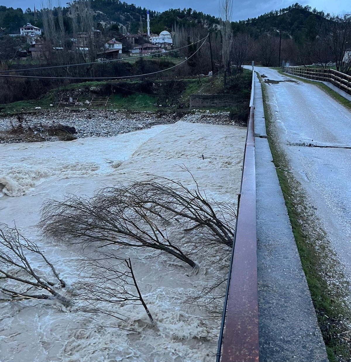 Şiddetli Yağış Nedeniyle 2 Köprü Yıkıldı (3)