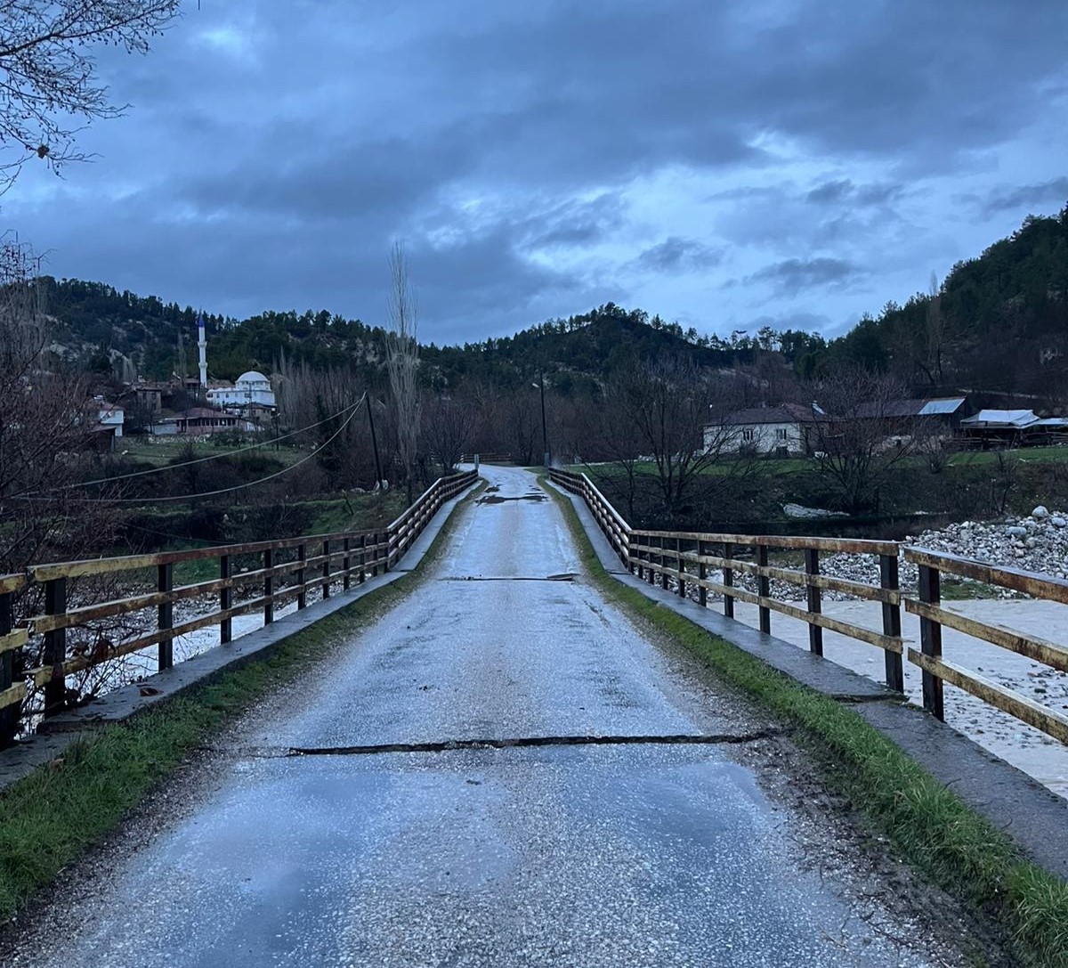 Şiddetli Yağış Nedeniyle 2 Köprü Yıkıldı (4)