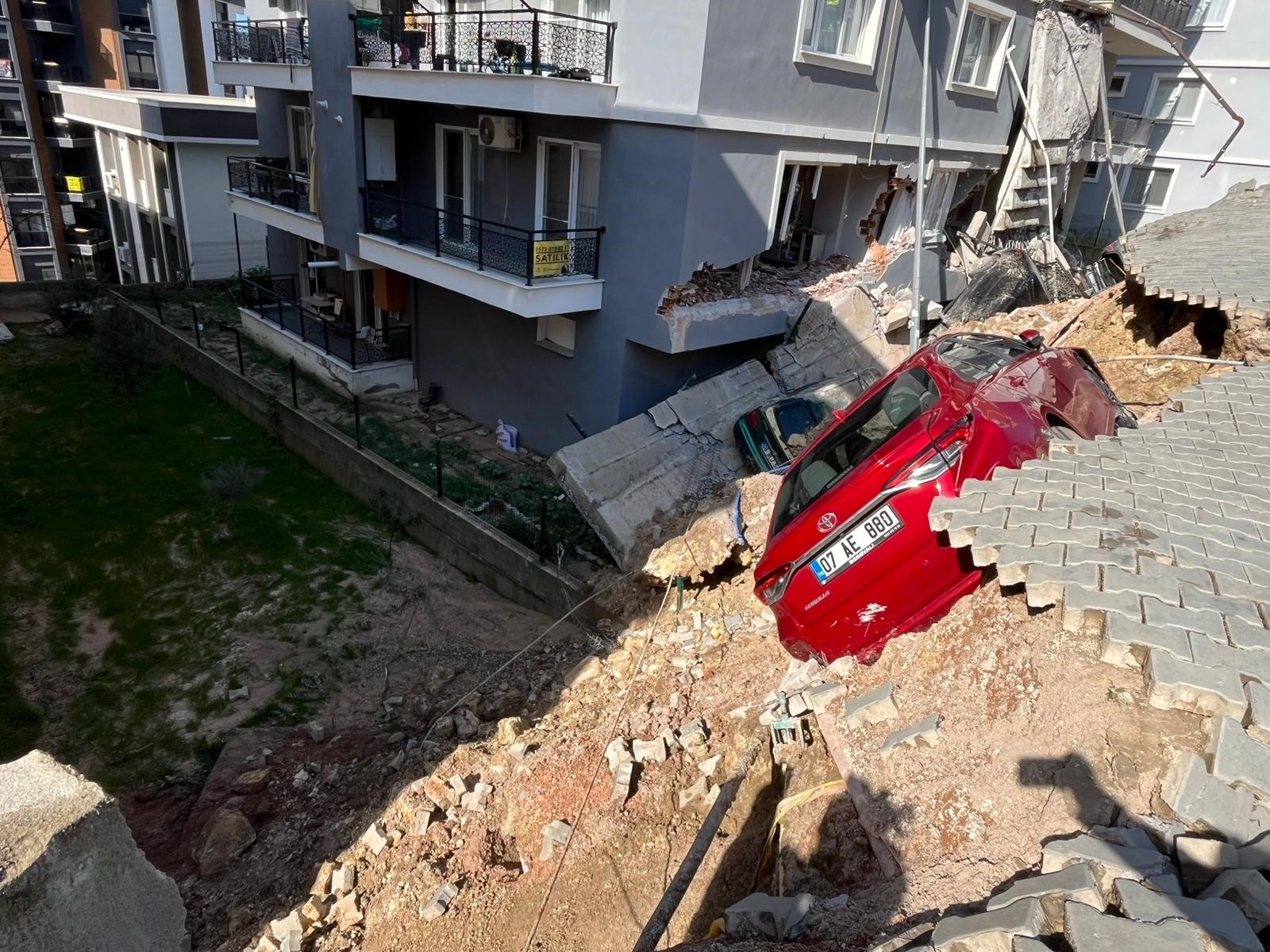 Site Sakinleri Kabusu Yaşadı, 151 Kişi Tahliye Edildi (3)