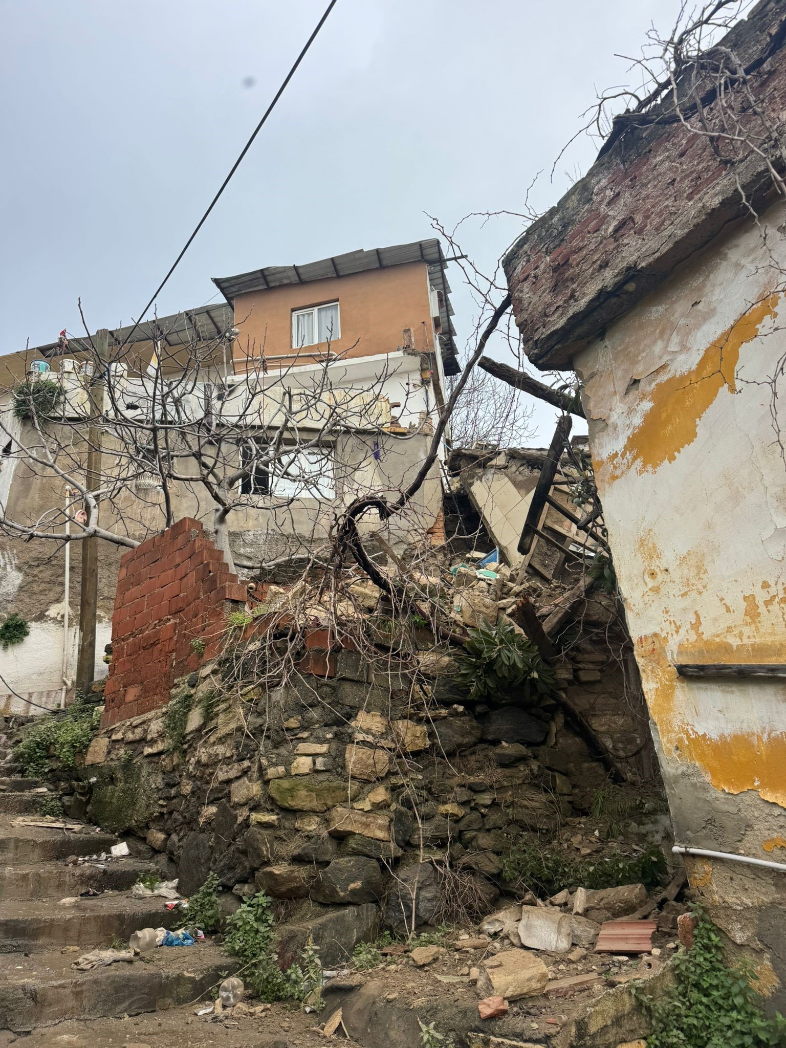 Söke'de Yağmurun Yumuşattığı Evin Duvarı Çöktü (1)