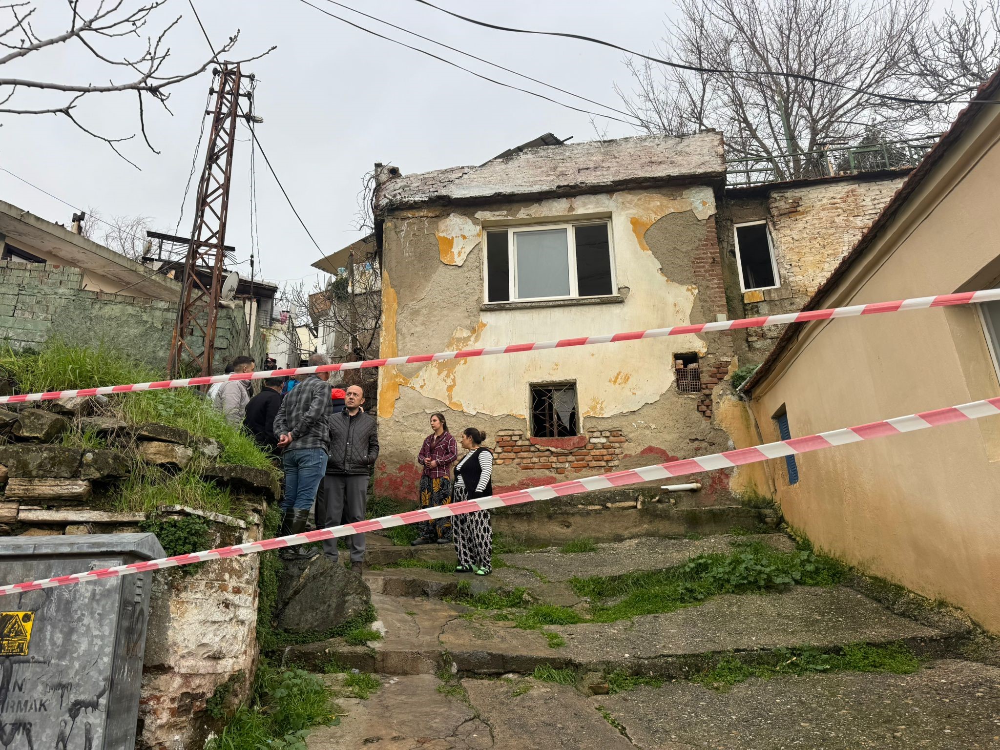 Söke'de Yağmurun Yumuşattığı Evin Duvarı Çöktü (2)