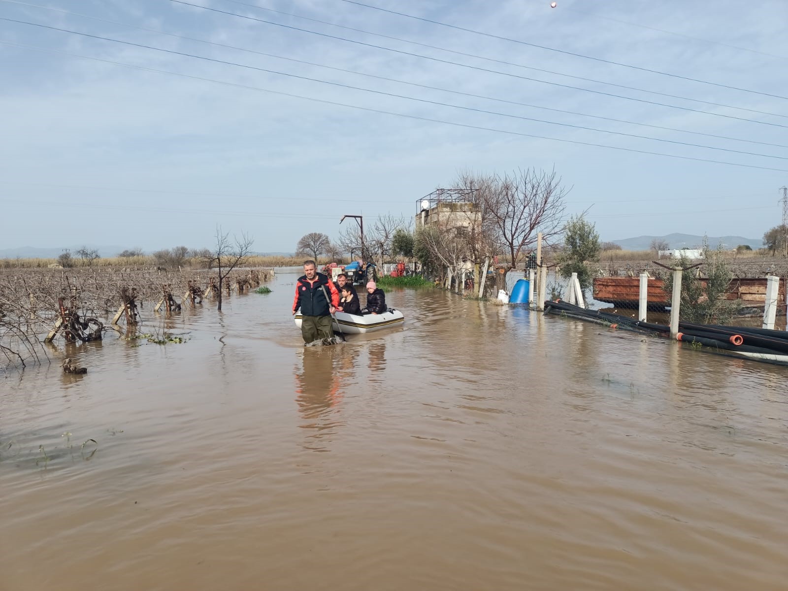 Su Baskınında 4'Ü Çocuk 5 Kişi Mahsur Kaldı (4)