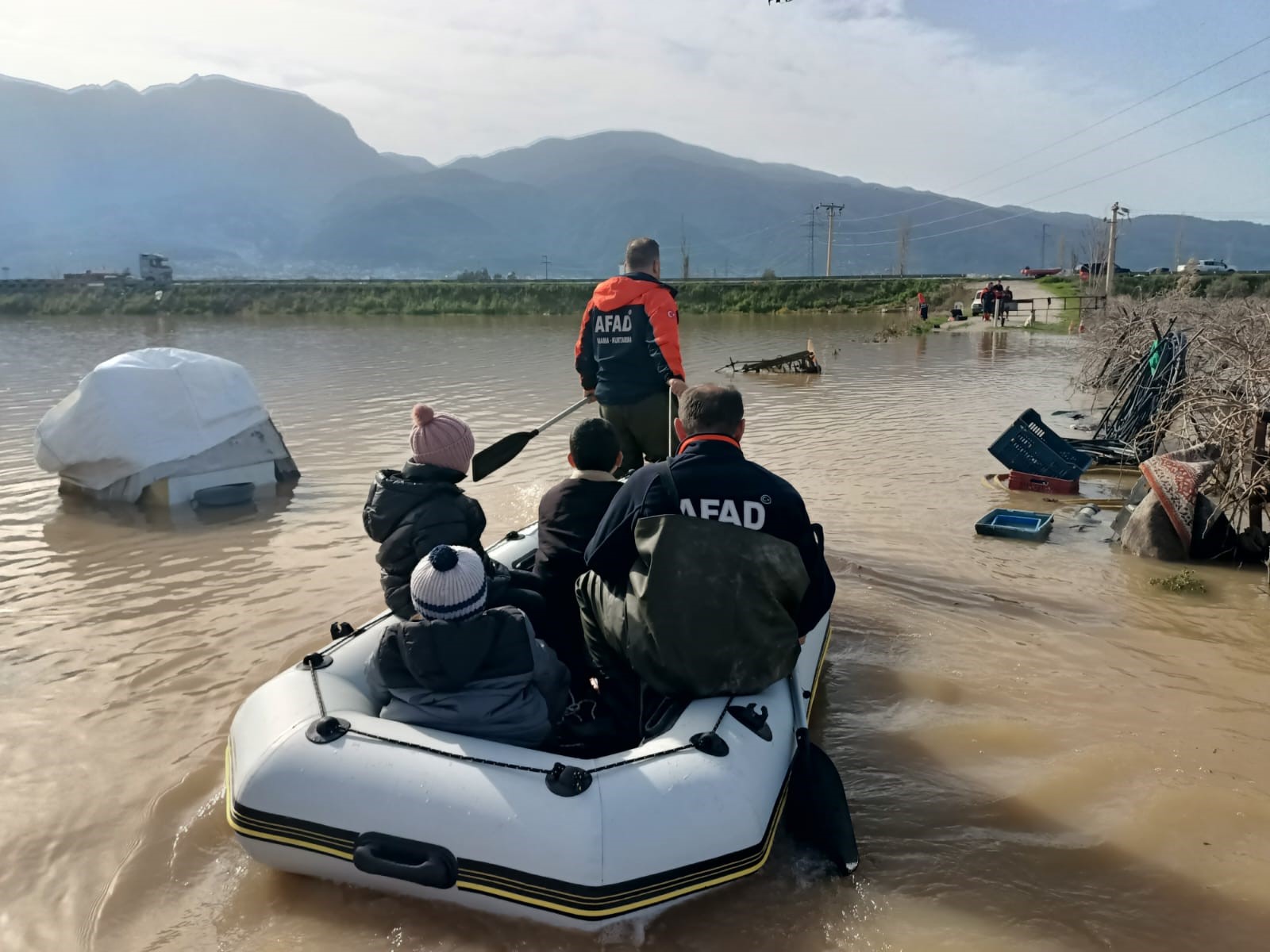 Su Baskınında 4'Ü Çocuk 5 Kişi Mahsur Kaldı (5)