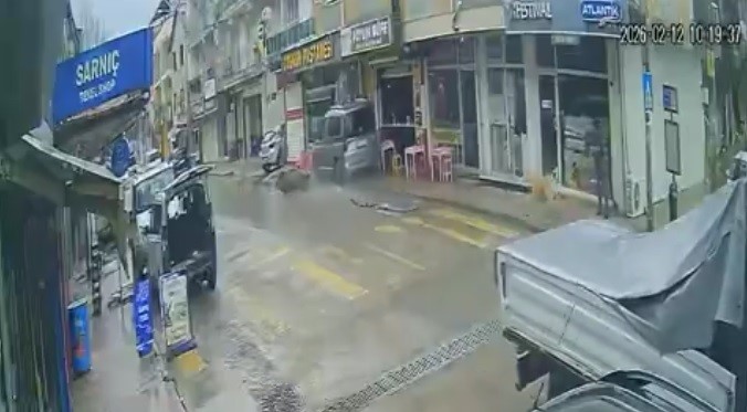 Sürücünün Şekeri Düştü, Araç Çarşıyı Birbirine Kattı (2)