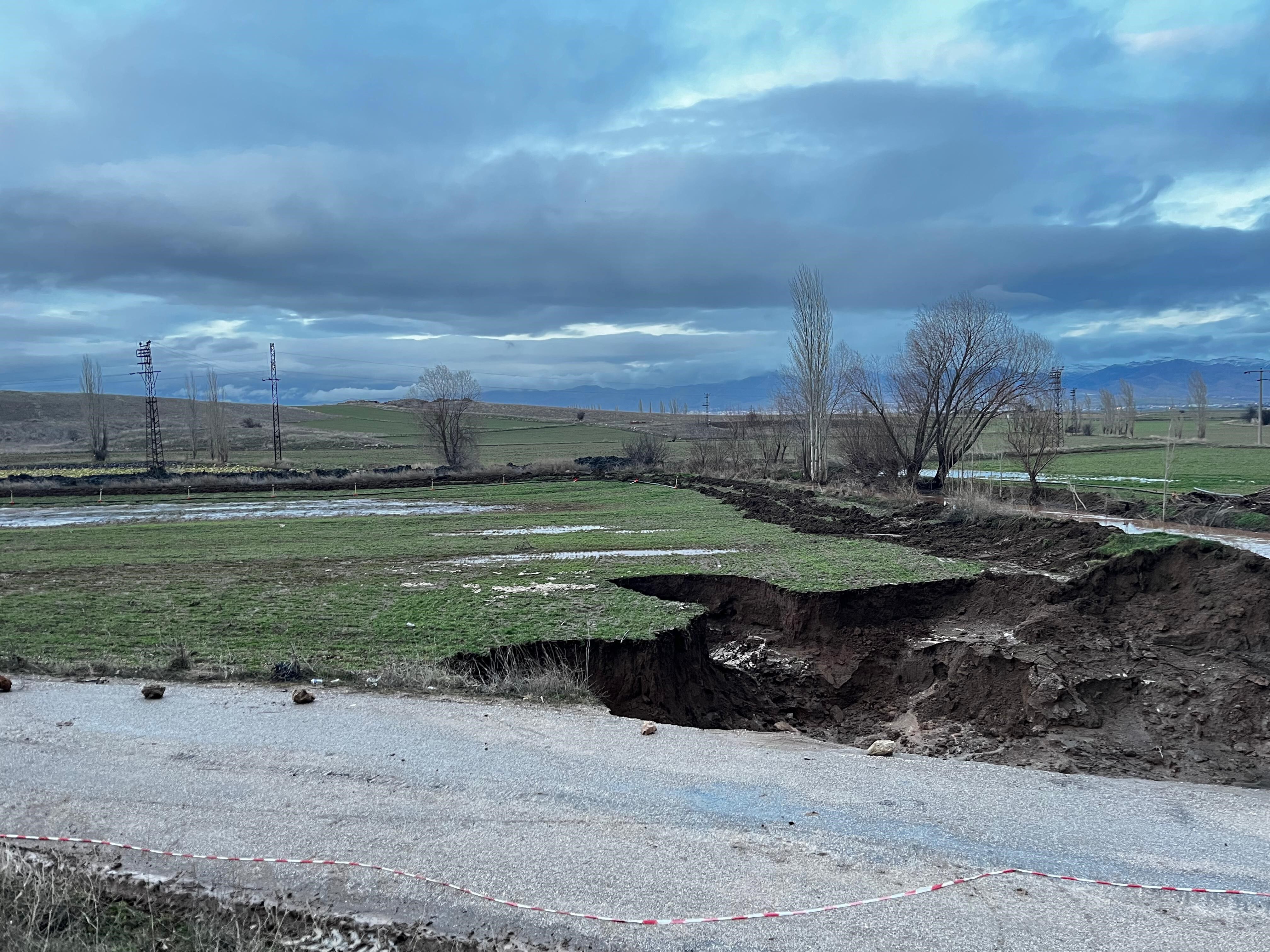 Yol Çöktü, 25 Metre Çukur Oluştu (2)