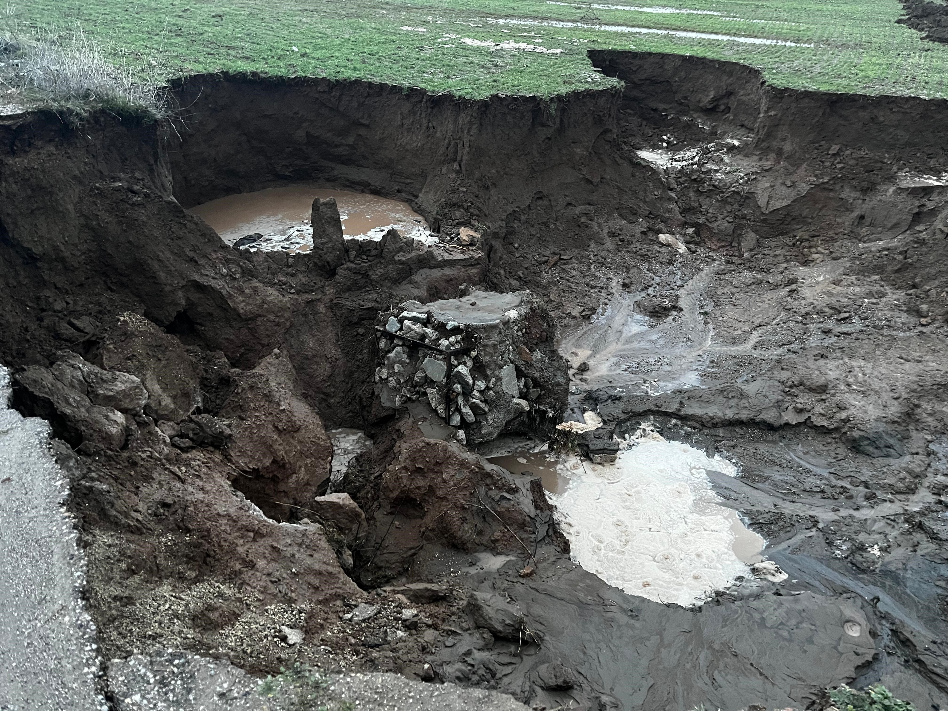 Yol Çöktü, 25 Metre Çukur Oluştu (3)