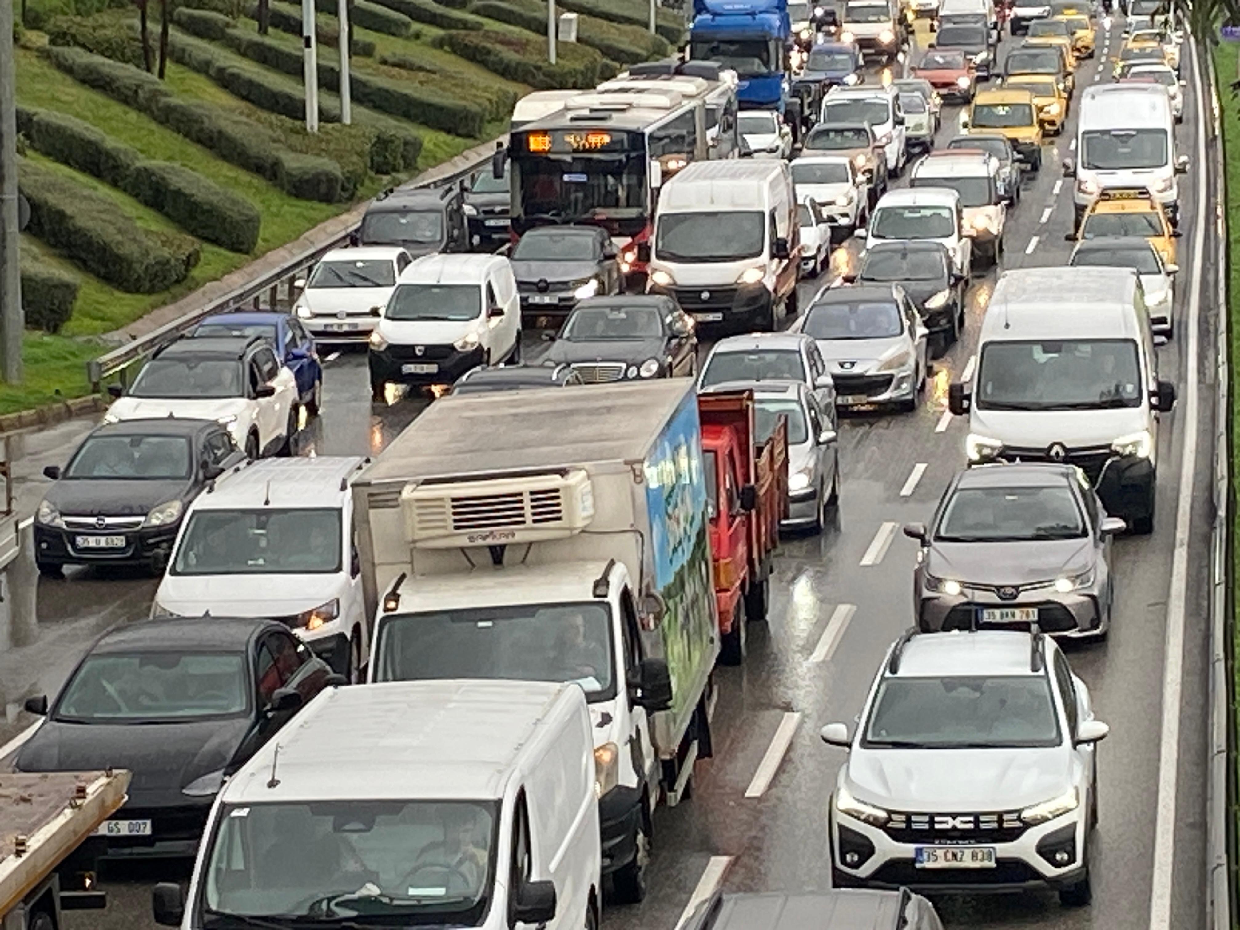 Yollar Göle Döndü, Trafik Kilitlendi (3)