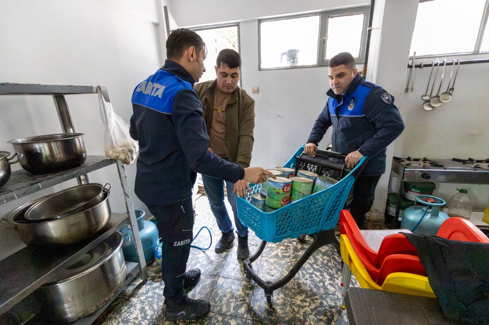 Zabıta Baskın Yaptı, Burada Yemek Yapıyorlarmış! (3)