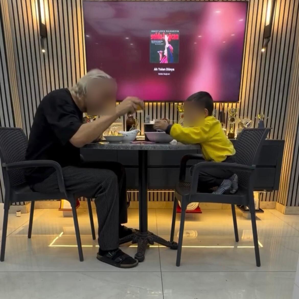 3 Yaşındaki Oğlunu Alkol Masasına Oturtan Baba Gözaltına Alındı (1)