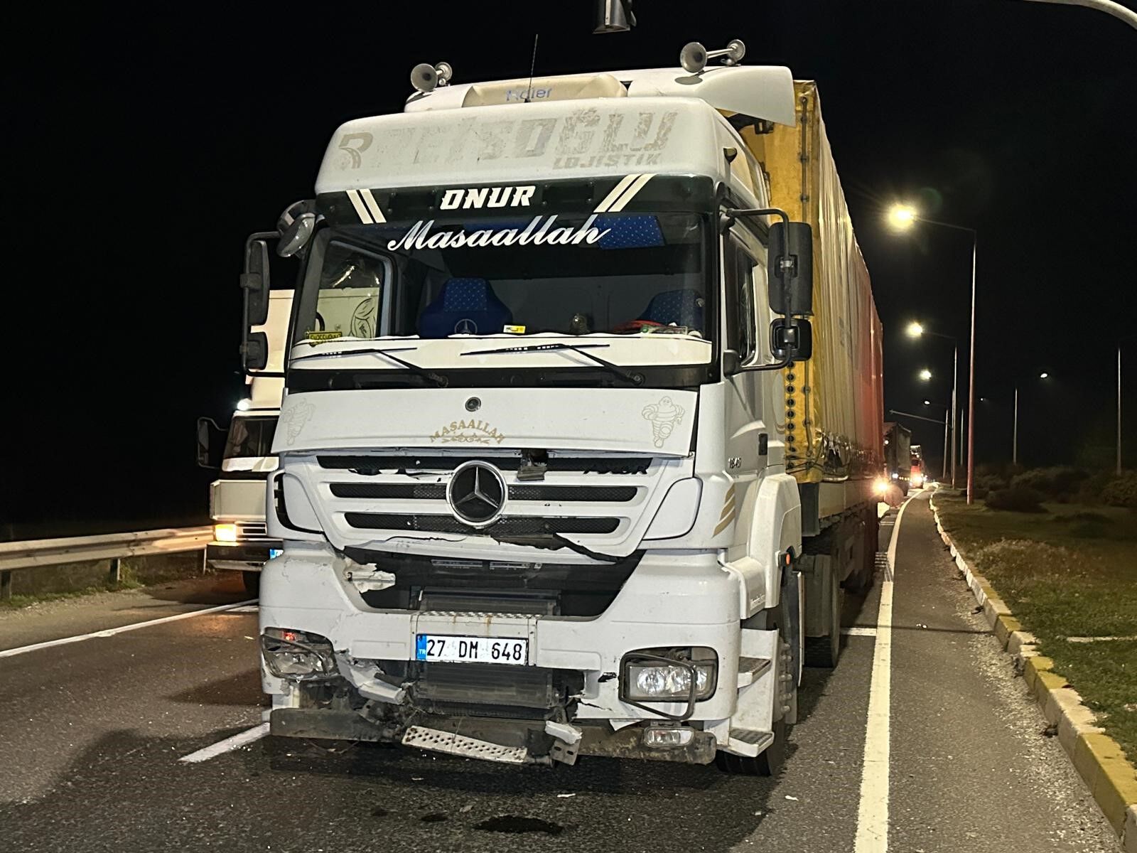 4 Kişilik Ailenin Bulunduğu Araç Tırla Çarpıştı (3)