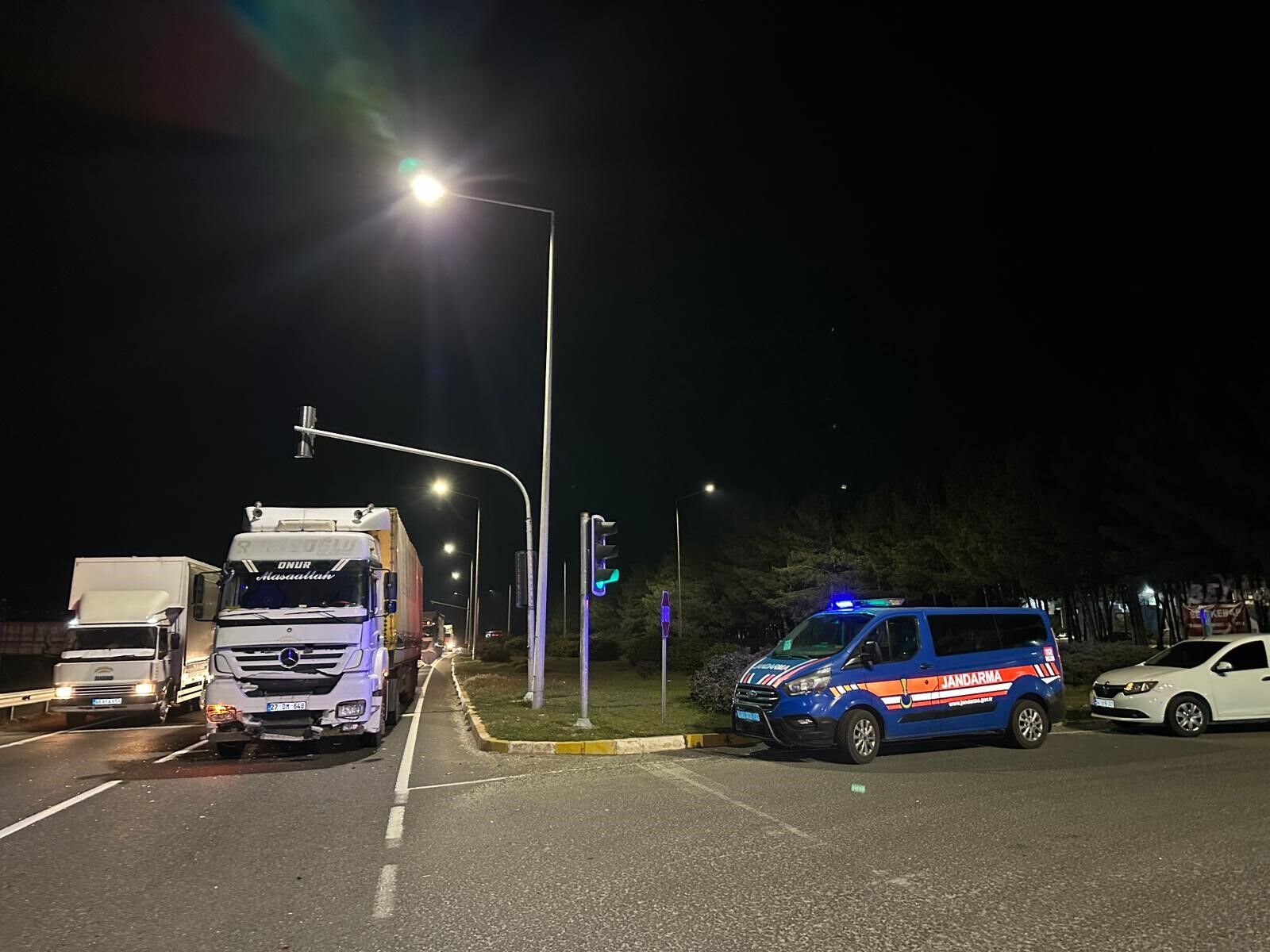 4 Kişilik Ailenin Bulunduğu Araç Tırla Çarpıştı (4)