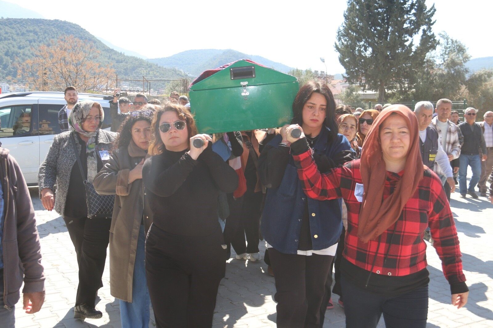 42 Yaşındaki Kadın Son Yolculuğuna Uğurlandı (3)