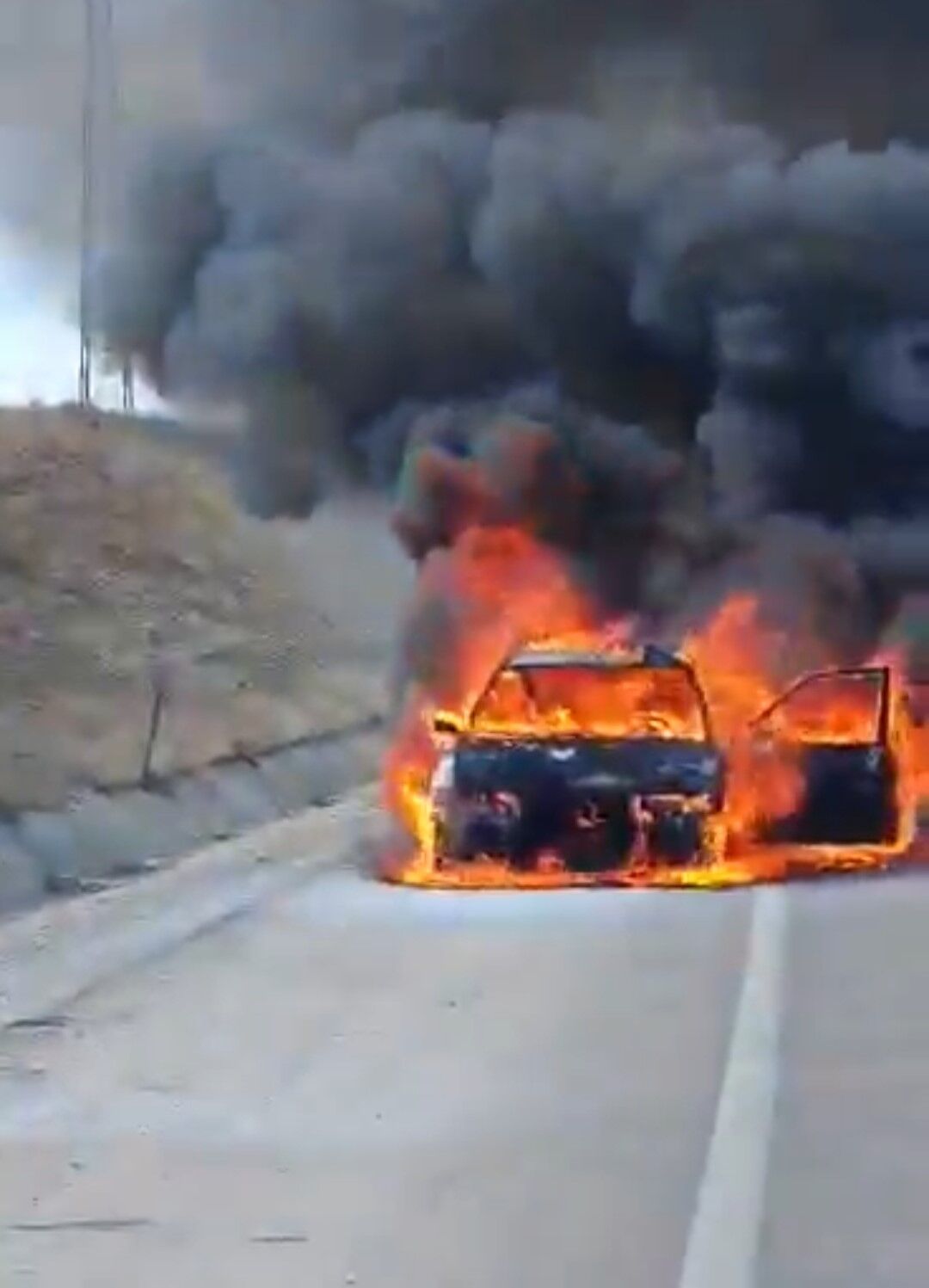 5 Saat Önce Aldığı Araba Yanarak Küle Döndü (1)